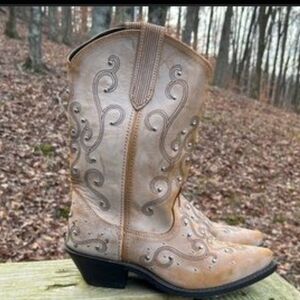 Rocking Country Tan Western Cowboy Boots with Embellishments